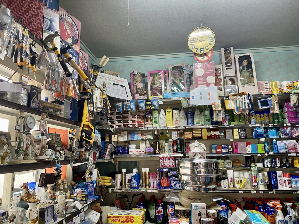 Lençóis, roupa, artigos de limpeza e até brinquedos, há um pouco de tudo na Drogaria Natália